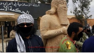 أعضاء في قوات الدولة الإسلامية في العراق والشام  أمام تمثال الآشورية قبل تدميره ( APSA/Abou Mouseb)