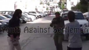 صورة شاشة من فيديو المواجهة في الخليل الذي صورته جمعية "شباب ضد الاستيطان" (من شاشة اليوتوب)