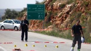 قوات الامن الاسرائليلية تتفحص حادثا عند مفرق تابواح في الضفة الغربية ٣٠ ابريل ٢٠١٤ (فلاش ٩٠)