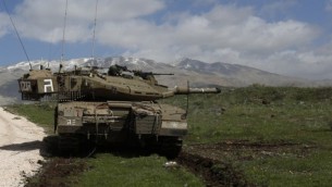 دبابة اسرائيلية في مجدل شمس بهضبة الجولان ١٩ ابريل ٢٠١٤ (AFP/Jalaa Marey)