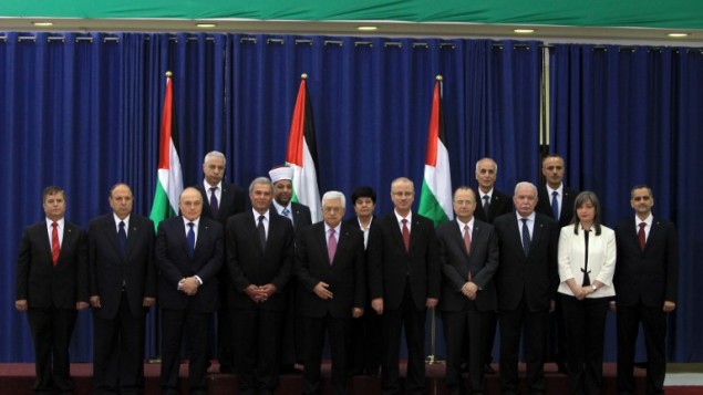 رئيس السلطة الفلسطينية محمود عباس محاط بوزراء حكومة التوافق بعد اداء اليمين ٢ يونيو ٢٠١٤ (AFP/ABBAS MOMANI) رئيس السلطة الفلسطينية محمود عباس محاط بوزراء حكومة التوافق بعد اداء اليمين ٢ يونيو ٢٠١٤ (AFP/ABBAS MOMANI)