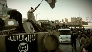 صورة مأخوذة من شريط فيديو صدر يوم 17 مارس 2014 من قبل الدولة الإسلامية في العراق والشام (داعش).
  AFP PHOTO / HO / AL
-FURQAN MEDIA