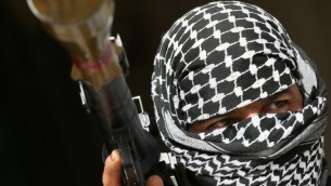 21 يونيو 2014 في بلدة تازة خورماتو العراقية، مقاتل التركمان الشيعة من ما يسمى الصحوة أو القوة "الصحوة"، تسيطر على خط المواجهة مع المتمردين بقيادة الدولة الإسلامية الجهادية في العراق و الشام داعش AFP PHOTO / KARIM SAHIB