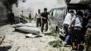 صورة بعد القصف من قبل قوات النظام على جوبر، في ضواحي دمشق 26 يونيو 2014. حيث نفذت القوات الجوية السورية الغارات على الجانب السوري من الحدود العراقية السورية هذا الأسبوع  (AFP PHOTO / STR / LENS OF A YOUNG DIMASHQI)