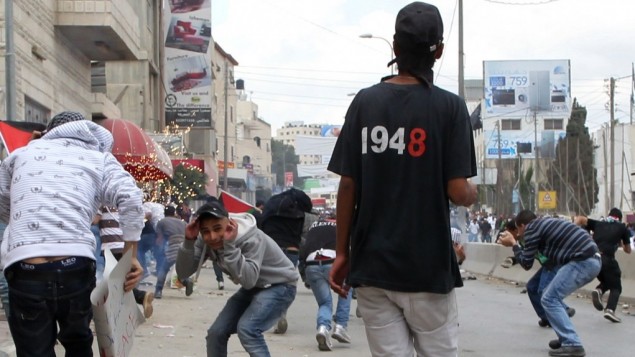 اطفال يرمون الحجارة بجانب حاجز قلندية في ذكرى النكبة (Nati Shohat/Flash90) اطفال يرمون الحجارة بجانب حاجز قلندية في ذكرى النكبة (Nati Shohat/Flash90)