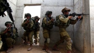 جنود في الجيش الاسرائيلي اثناء مناورة تدريبية (Edi Israel/Flash90)