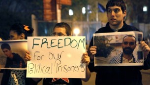 فلسطينيون يتظاهرون دعما للاسرى المضربينعن الطعام ٢٠١٣ (فلاش ٩٠)