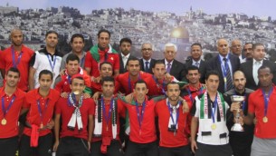 فريق كرة القدم الوطني الفلسطيني مع رئيس السلطة الفلسطينية محمود عباس، مايو 2014 (Issam Rimawi/ Flash 90)