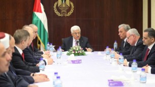 رئيس السلطة الفلسطينية محمود عباس في لقاء مع وزراء حكومته الجديدية ٢ مايو ٢٠١٤ (عصام ريماوي/ ٢٠١٤)