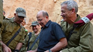 وزير الدفاع موشي يعالون مع رئيس اركان الجيش بيني جانز في زيارة الى كتيبة غزة البارحة (Defense Ministry/FLASH90)