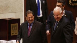 الرئيس المنتخب يسير بجانب خصمه السابق فؤاد بن اليعزر (يوناتان سنايدل/ فلاش ٩٠)