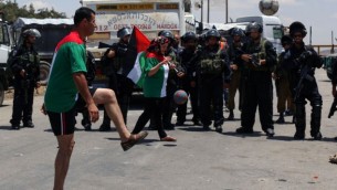 لعبة كرة قدم امام سجن عوفر تضامنا مع الاسرى المضربين عن الطعام (Issam Rimawi/Flash90)