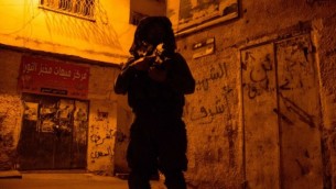جندي اسرائيلي اثناء عمليات بحث في جنين، الضفة الغربية، 19 يونيو 2014 ( IDF Spokesperson/Flash90)