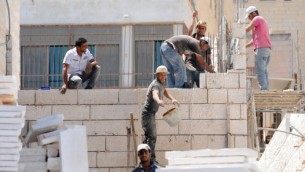 صورة توضيحية، عمال بناء فلسطينيون في حي رامات شلومو شرقي القدس (فلاش ٩٠)