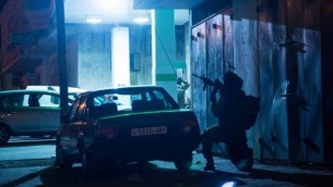 جندي في الجيش الاسرائيلي أثناء عملية التفتيش في الخليل ( IDF Spokesperson/FLASH90)