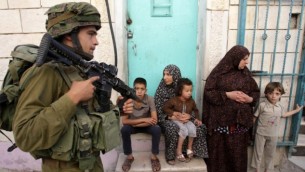 جنود اسرائيليون يبحثون عن الطلاب المختطفين بيتا بيتا قضاء الخليل 14 يونيو 2014 ( AFP/ HAZEM BADER)