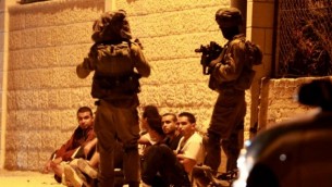 قوات الأمن الإسرائيلية تعتقل رجال فلسطينيون في وقت مبكر يوم 22 يونيو 2014 في قرية بيت ساحور بالضفة الغربية   ( AFP/MUSA AL SHAER)