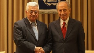 رئيس السلطة الفلسطينية محمود عباس مع رئيس الدولة شمعون بيريز (كوبي جدعون/ فلاش 90)