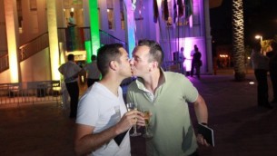 زوج عشاق في شهر العسل> تل ابيب ( Courtesy Municipality of Tel Aviv)