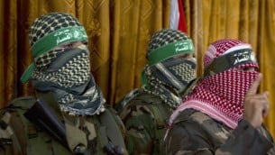 أبو عبيدة ، والناطق الرسمي باسم حركة المقاومة الفلسطينية كتائب عز الدين  القسام، الجناح العسكري لحركة حماس، في مؤتمر صحفي عقده يوم 3 يوليو 2014، في مدينة غزة AFP/Mohammed Abed