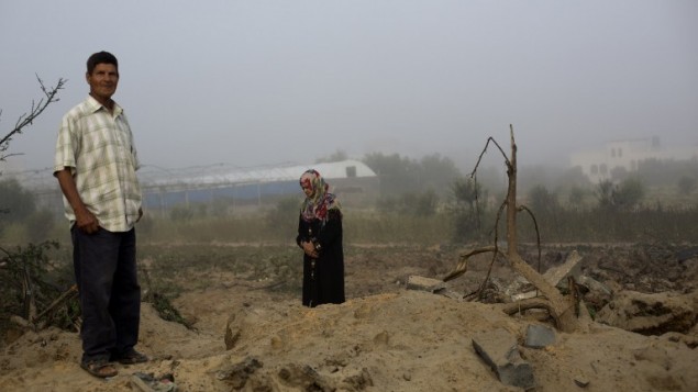 رجل وامرأة فلسطينيين يتفحصان موقع اصابة الغارة الجوية الاسرائيلية على خان يونس ٨ يوليو ٢٠١٤ (عبد محمد/ أ ف ب) رجل وامرأة فلسطينيين يتفحصان موقع اصابة الغارة الجوية الاسرائيلية على خان يونس ٨ يوليو ٢٠١٤ (عبد محمد/ أ ف ب)