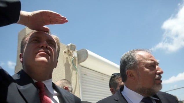 وزير الخارجية الإسرائيلي أفيغدور ليبرمان (R) وزير الخارجية النرويجي بورج بريند (L) 16 يوليو 2014، في زيارة الى منزل تضرر من صاروخ أطلقه نشطاء من قطاع غزة ضرب مدينة عسقلان. AFP PHOTO / DAVID BUIMOVITCH وزير الخارجية الإسرائيلي أفيغدور ليبرمان (R) وزير الخارجية النرويجي بورج بريند (L) 16 يوليو 2014، في زيارة الى منزل تضرر من صاروخ أطلقه نشطاء من قطاع غزة ضرب مدينة عسقلان. AFP PHOTO / DAVID BUIMOVITCH
