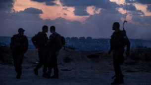 جنود اسرائيليون على الحدود مع غزة قبل الاجتياح البري ١٨ يوليو ٢٠١٤ (أ ف ب )