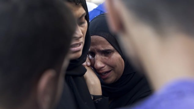 فلسطينيون يرثون وفاة الأقارب خارج المشرحة في مستشفى الشفاء في مدينة غزة، 21 يوليو 2014 AFP/MAHMUD HAMS فلسطينيون يرثون وفاة الأقارب خارج المشرحة في مستشفى الشفاء في مدينة غزة، 21 يوليو 2014 AFP/MAHMUD HAMS