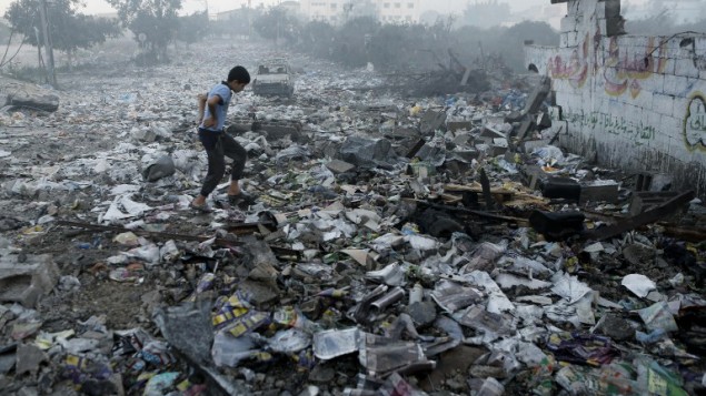 طفل فلسطيني يمشي فوق الانقاض في غزة, يوليو 2014 (أ ف ب) طفل فلسطيني يمشي فوق الانقاض في غزة, يوليو 2014 (أ ف ب)