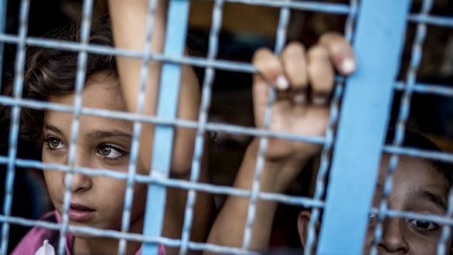 فتيات فلسطينيات داخل مدرسة للامم المتحدة في جباليا، شمال قطاع غزة،  25 يوليو 2014، حيث وجدوا مأوى بعد الفرار من بيوتهم AFP PHOTO / MARCO LONGARI