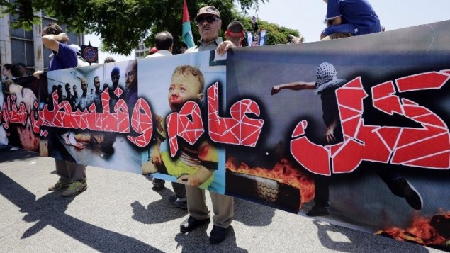 يوم قبل غيد الفطر، متظاهرون لبنانيون وفلسطينيون يحملون لافتة خلال مظاهرة دعما لسكان قطاع غزة خارج مكاتب الأمم المتحدة  في وسط بيروت  27 يوليو 2014.  " كل عام، وفلسطين تقاوم" AFP PHOTO/ANWAR AMRO