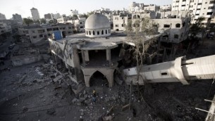 صورة لمئذنة انهارت فوق مسجد دمر في مدينة غزة،  30 يوليو 2014 بعدما اصيب في غارة اسرائيلية ليلا  AFP/MAHMUD HAMS