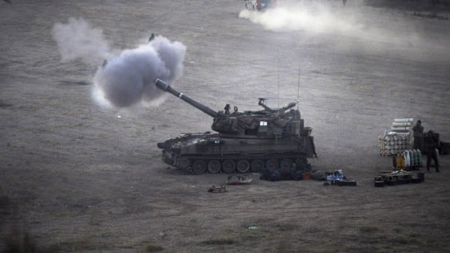 دبابة إسرائيلية تطلق قذيفة 155mm ونحو أهداف في قطاع غزة  قرب حدود اسرائيل مع القطاع الفلسطيني  23 يوليو 2014 (AFP PHOTO / DAVID BUIMOVITCH)