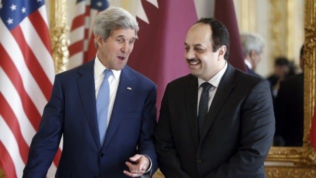 وزيرالخارجية الامريكية جون كيري (L) ووزير الخارجية القطري خالد العطية  قبل تسليم مؤتمر صحفي عقب اجتماعهم بشأن وقف إطلاق النار بين حماس وإسرائيل في غزة، 26 تموز 2014AFP PHOTO / POOL / CHARLES DHARAPAK