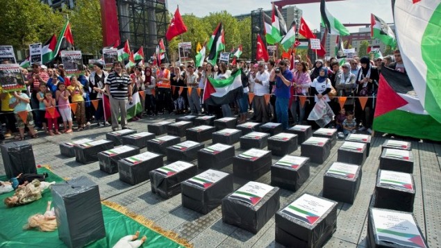 صناديق تحمل الأعلام والأسماء الفلسطينية لاشخاص قتلوا خلال الصراع الدائر في غزة، خلال مظاهرة ضد العملية العسكرية الإسرائيلية في غزة ودعما للشعب الفلسطيني،  27 يوليو 2014 في مركز روتردام . AFP PHOTO / ANP MARTEN VAN DIJL **NETHERLANDS OUT**
