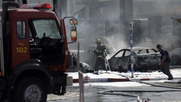 رجال الاطفاء يحاولون اخماد حريق نتج عن ضربة صاروخ من غزة في اشدود ١٠ يوليو ٢٠١٤ AFP PHOTO/DAVID BUIMOVITCH
