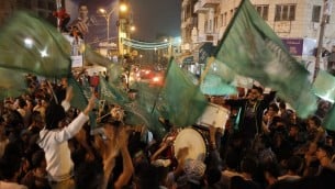 احتفال الفلسطينيين في مدينة رام الله بالضفة الغربية، بعد أن أعلنت كتائب القصام انها أسرت جندي اسرائيلي في وقت متأخر من 21 يوليو 2014 AFP PHOTO / ABBAS MOMANI