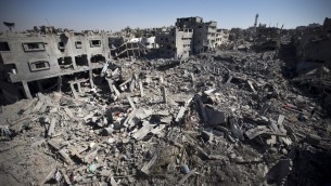 26 يوليو 2014  أنقاض المباني والمنازل في منطقة الشجاعية في  مدينة غزة واتي دمرت كليا AFP PHOTO / MAHMUD HAMS