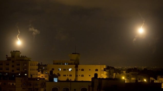 الجيش الإسرائيلي يرسل شعلات مضيئة تنير سماء قطاع غزة يوم 18 يوليو 2014. AFP PHOTO / MAHMUD HAMS