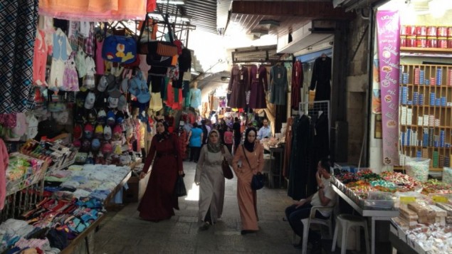 نساء فلسطينيات يمشين خلال حي في البلدة القديمة (الحانان ميلر/ طاقم تايمز أوف إسرائيل)