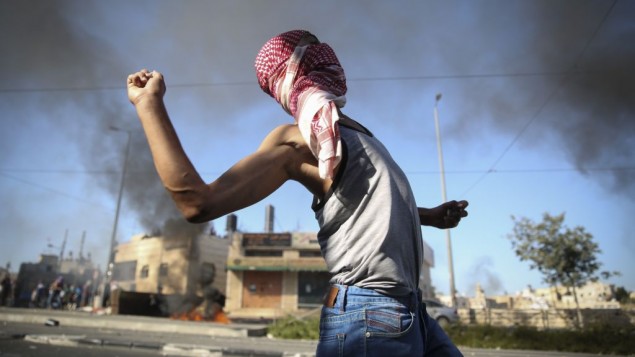 اشتباكات بين فلسطينيين وقوات الشرطة الاسرائيلية في شعفاط بعد العثور على جثة الشاب الفلسطيني المقتول July 2, 2014 ( Hadas Parush/FLASH90) اشتباكات بين فلسطينيين وقوات الشرطة الاسرائيلية في شعفاط بعد العثور على جثة الشاب الفلسطيني المقتول July 2, 2014 ( Hadas Parush/FLASH90)