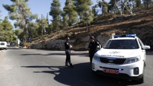 سيارة شرطة اسرائيلية في موقع العثور على جثة الشاب الفلسطيني July 2, 2014 ( Yonatan Sindel/FLASH90)