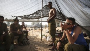 جنود الجيش الاسرائيلي في خيمة قرب الحدود مع غزة ٦ يوليو ٢٠١٤ (فلاش ٩٠)