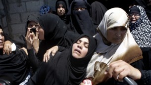 نساء من عائلة معمر اثناء جنازة قريبهم الناشط في حركة حماس بعد مصرعه نتيجة غارة جوية اسرائيلية ١٤ يوليو ٢٠١٤ (فلاش ٩٠)