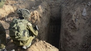 جنود من لواء جفعاتي عند مدخل 'هجوم النفق' لحماس يوم الأربعاء 23 يوليو.  (تصوير: المتحدث الجيش الإسرائيلي /FLASH90)