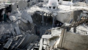 فلسطينيون يتفقدون الدمار في مسجد الفاروق بعدما اصيب في غارة جوية اسرائيلية في رفح بجنوب قطاع غزة يوم 22 يوليو 2014 (flash 90)
