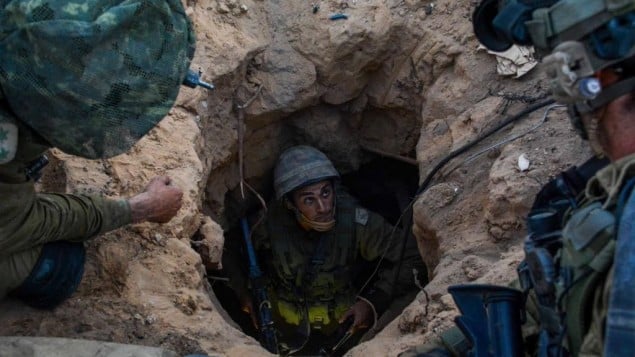 جنود من لواء جفعاتي عند مدخل 'نفق هجوم' لحماس يوم الأربعاء 23 يوليو. (تصوير: المتحدث الجيش الإسرائيلي /FLASH90) جنود من لواء جفعاتي عند مدخل 'نفق هجوم' لحماس يوم الأربعاء 23 يوليو. (تصوير: المتحدث الجيش الإسرائيلي /FLASH90)