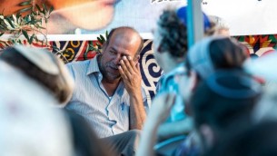 والد محمد ابو خضير في خيمة العزاء, شعفاط 8 يوليو 2014 (فلاش 90)