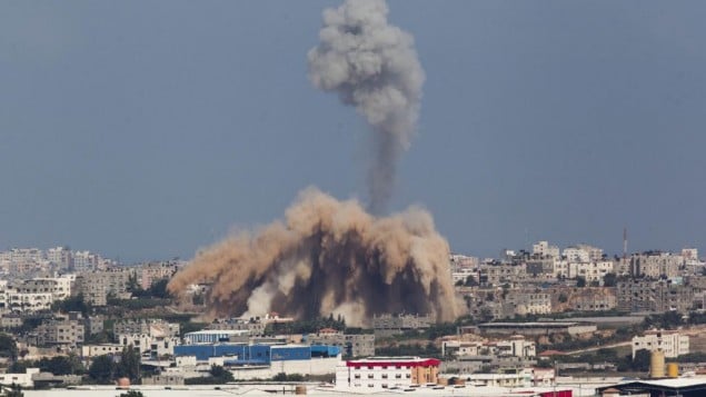 صورة للجهة الاسرائيلية للحدود مع غزة تظهر الدخان يصعد من قطاع غزة في اليوم الثاني من العملية العسكرية 9 يوليو 2014 (يوناتان سنايدل/ فلاش 90)