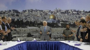 رئيس السلطة الفلسطينية محمود عباس يقرأ الفاتحة في بداية جلسة الحكومة 9 يوليو 2014 (أ ف ب/ عباس مومني)